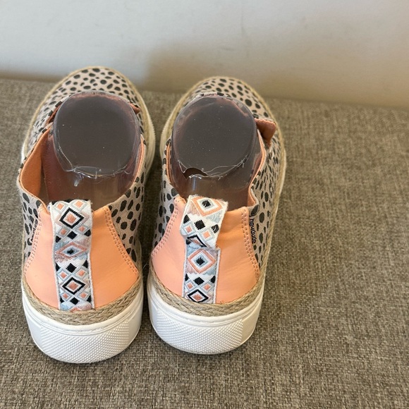 Hey Dude Women's Peyton slip-on shoes in a cheetah print pattern Size 7 - Picture 4 of 9